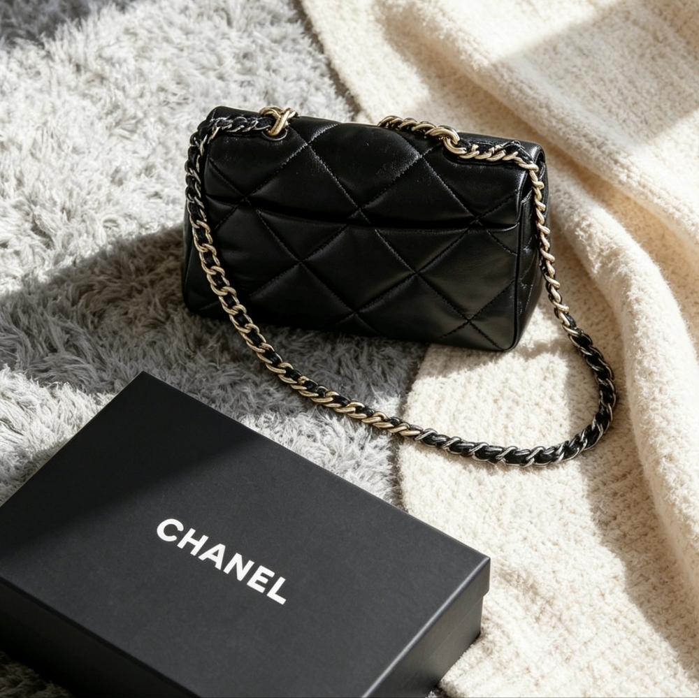 Chanel 19 Medium in Quilted Shiny Calfskin - Picture 4 of 7